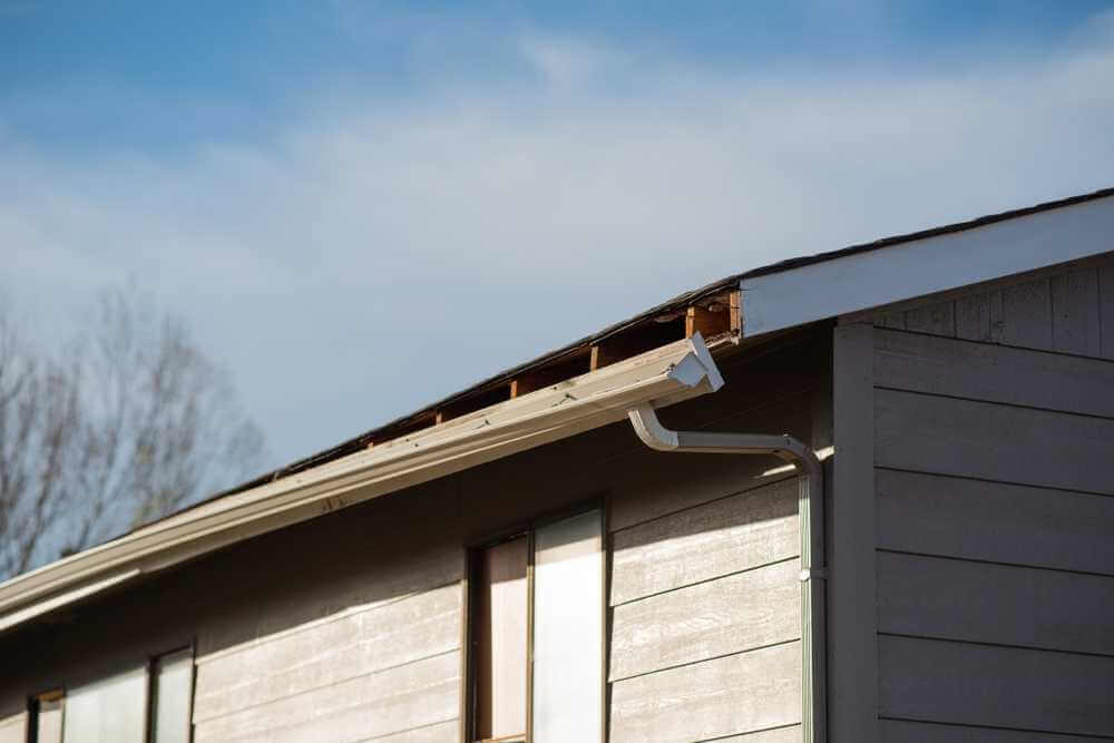 signs that gutters are pulling away