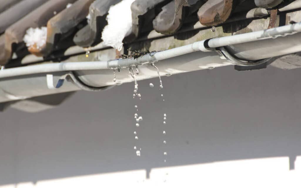 signs your downspouts need repair or replacement